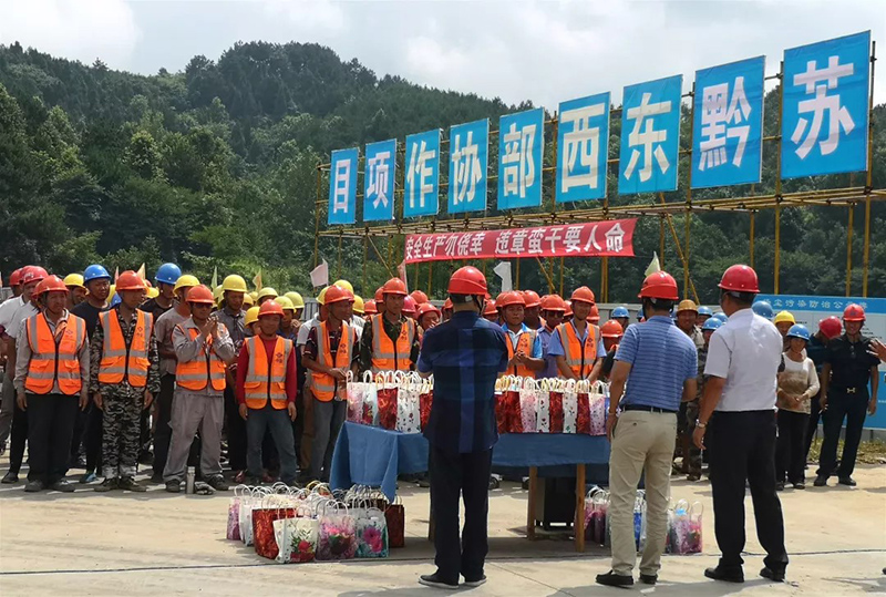 盛夏酷暑送清涼 高溫慰問(wèn)暖人心 盛夏酷暑送清涼 高溫慰問(wèn)暖人心