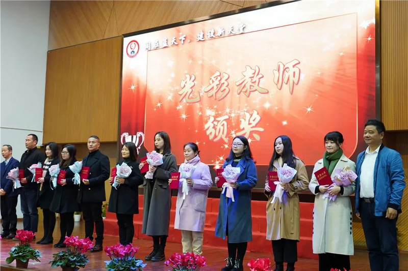 劉書(shū)華董事長(zhǎng)代表市光彩事業(yè)促進(jìn)會(huì)向市十二中學(xué)捐贈(zèng)辦班款 劉書(shū)華董事長(zhǎng)代表市光彩事業(yè)促進(jìn)會(huì)向市十二中學(xué)捐贈(zèng)辦班款
