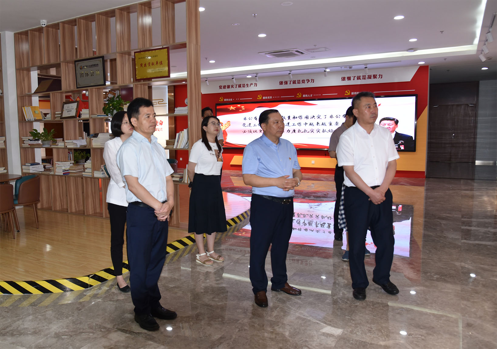 省工商聯(lián)調(diào)研組一行蒞臨集團(tuán)公司調(diào)研 省工商聯(lián)調(diào)研組一行蒞臨集團(tuán)公司調(diào)研