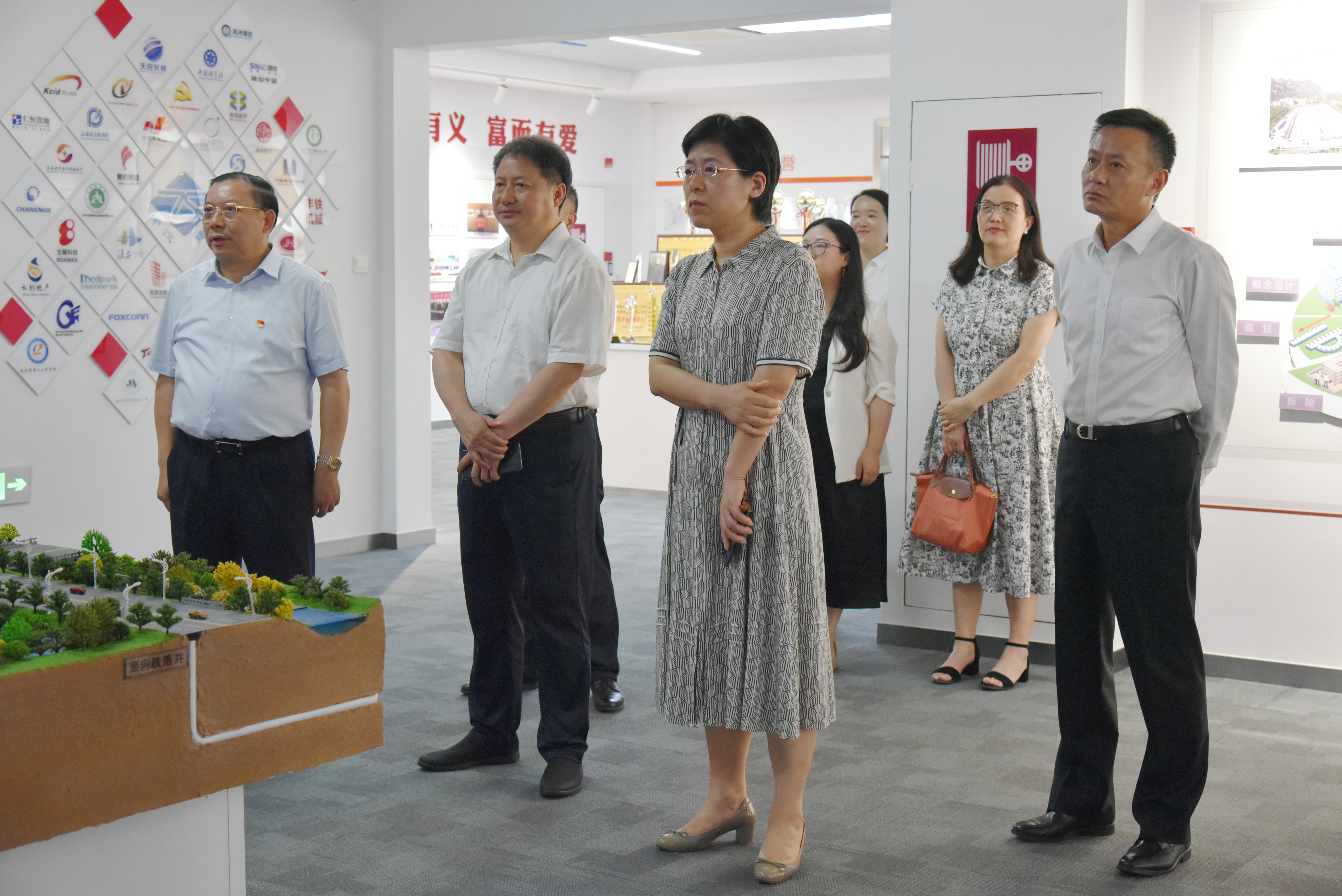 【快訊】江蘇省委統(tǒng)戰(zhàn)部副部長(zhǎng)徐東海一行蒞臨集團(tuán)公司調(diào)研指導(dǎo) 【快訊】江蘇省委統(tǒng)戰(zhàn)部副部長(zhǎng)徐東海一行蒞臨集團(tuán)公司調(diào)研指導(dǎo)